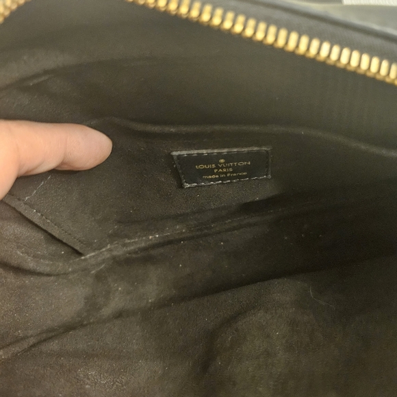 👜 Louis Vuitton New Wave Camera Bag Black Quilted Calfskin with Gold Hardware - Picture 10 of 12